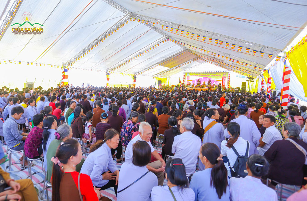 Đông đảo Phật tử, nhân dân thập phương đã có mặt tham dự Đại lễ