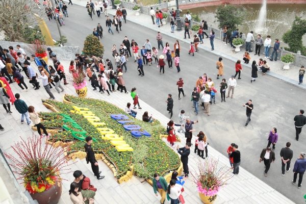 Dòng người nô nức trở về chùa Ba Vàng hành hương những ngày đầu năm mới.