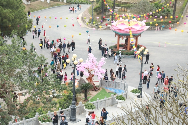 Dòng người tấp nập trở về chùa Ba Vàng hành hương những ngày đầu năm mới.