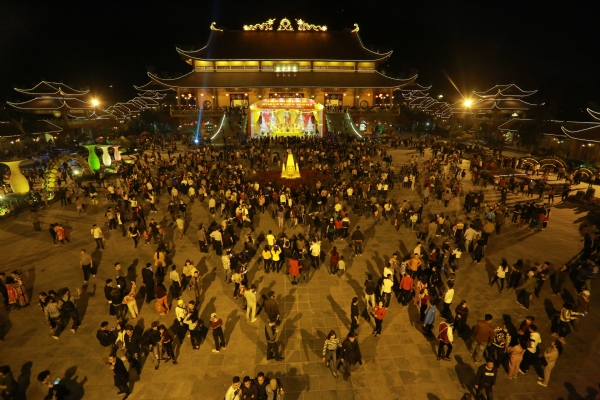 Du khách thập phương nhộn nhịp về chùa du xuân ngày cuối tuần.