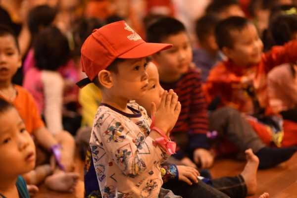 Em bé lễ Phật tại chánh điện chùa Ba Vàng.