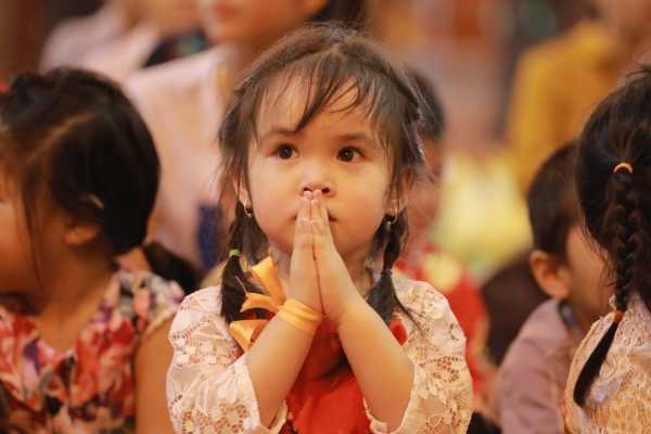 Em bé lễ Phật tại chánh điện chùa Ba Vàng.