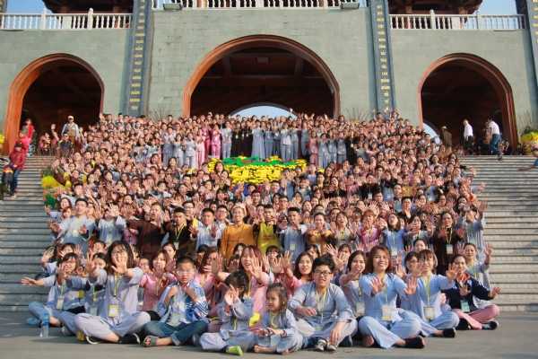 Gần 500 sinh viên trẻ Hà Nội về chùa Ba Vàng tu học, công quả.