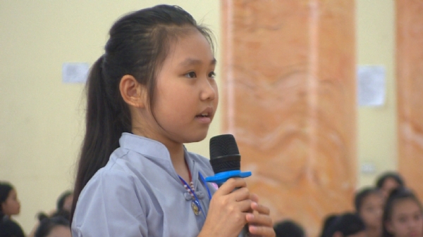 Khóa sinh đặt câu hỏi cho tiến sĩ Nguyễn Mạnh Hùng.
