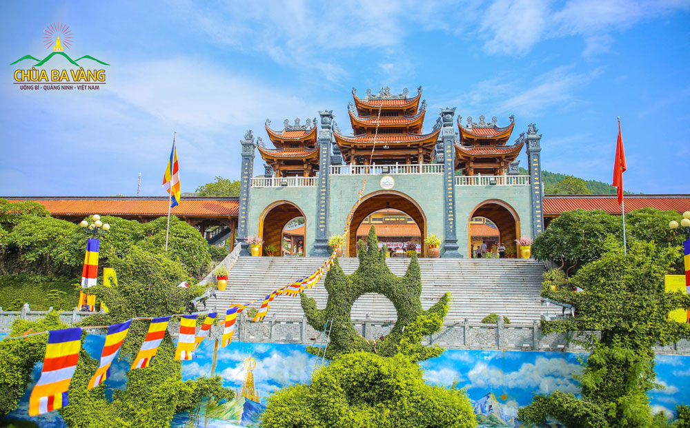 Khu vực cổng Tam Quan chùa Ba Vàng trước thềm Đại lễ giỗ Tổ