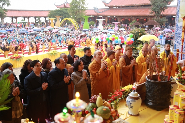 Lễ khai hội xuân chùa Ba Vàng.