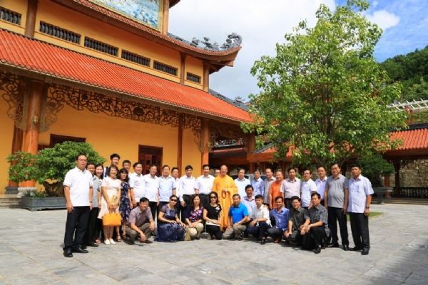 Lớp cán bộ nguồn các Tỉnh thành tại Học viện Chính trị Hồ Chí Minh chụp ảnh lưu niệm cùng Thầy trụ trì chùa Ba Vàng.