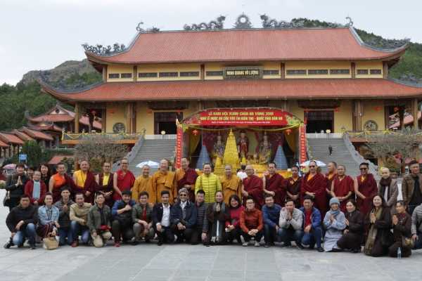 Ngài Minling KhenChen Rinpoche cùng Tăng đoàn chụp ảnh lưu niệm tại chùa Ba Vàng.