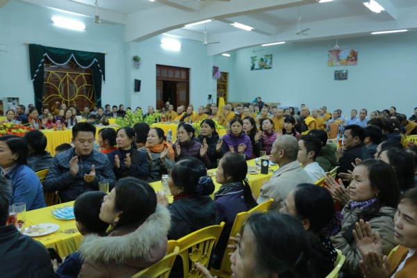 Người thân và cha mẹ của chư Tăng, Ni chùa Ba Vàng trong buổi gặp mặt.