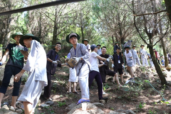 Những gương mặt hạnh phúc khi được lao động tại chùa.