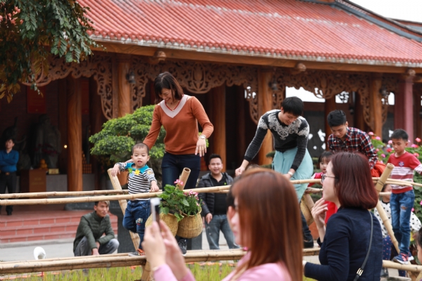 Những nụ cười hoan hỷ rạng ngời.