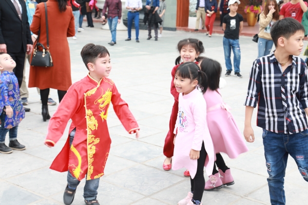 Các em bé cũng theo cha mẹ về tham quan, vãng cảnh chùa 