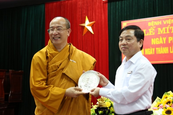 Ông Hà Quốc Phòng - Giám đốc Bệnh viện Đa Khoa tỉnh Thái Bình tặng quà lưu niệm lên Thầy Trụ trì.