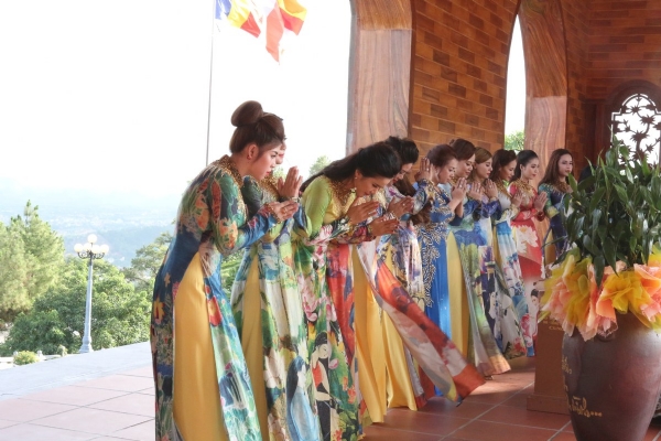 Phái đoàn cuộc thi Hoa Hậu Duyên Dáng Doanh Nhân Việt Nam lễ Phật tại chùa Ba Vàng.