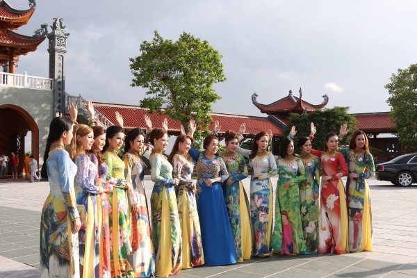 Phái đoàn cuộc thi Hoa Hậu Duyên Dáng Doanh Nhân Việt Nam 2017 về thăm chùa Ba Vàng.
