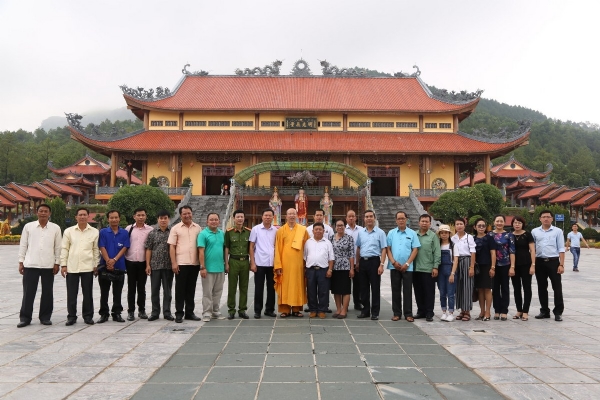 Phái đoàn đại biểu Công an tỉnh Xayabury nước Lào về thăm chùa Ba Vàng.