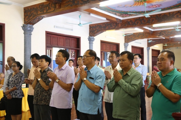 Phái đoàn đại biểu công an tỉnh Xayabury nước Lào về thăm chùa Ba Vàng.