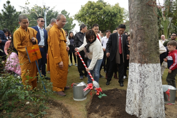 Phái đoàn Cu Ba trồng cây lưu niệm tại chùa Ba Vàng 