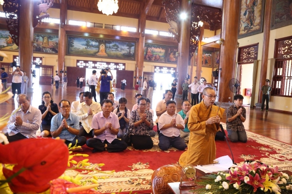 Phái đoàn làm lễ cầu an tại chánh điện chùa Ba Vàng.