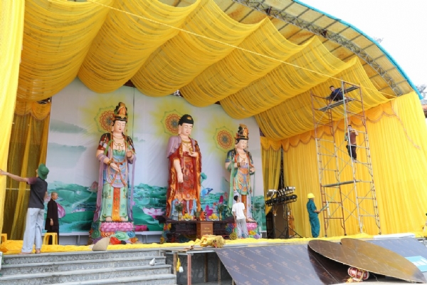 Phật tử công quả tại chùa chuẩn bị sân khấu cho Đại lễ Vu Lan chùa Ba Vàng.