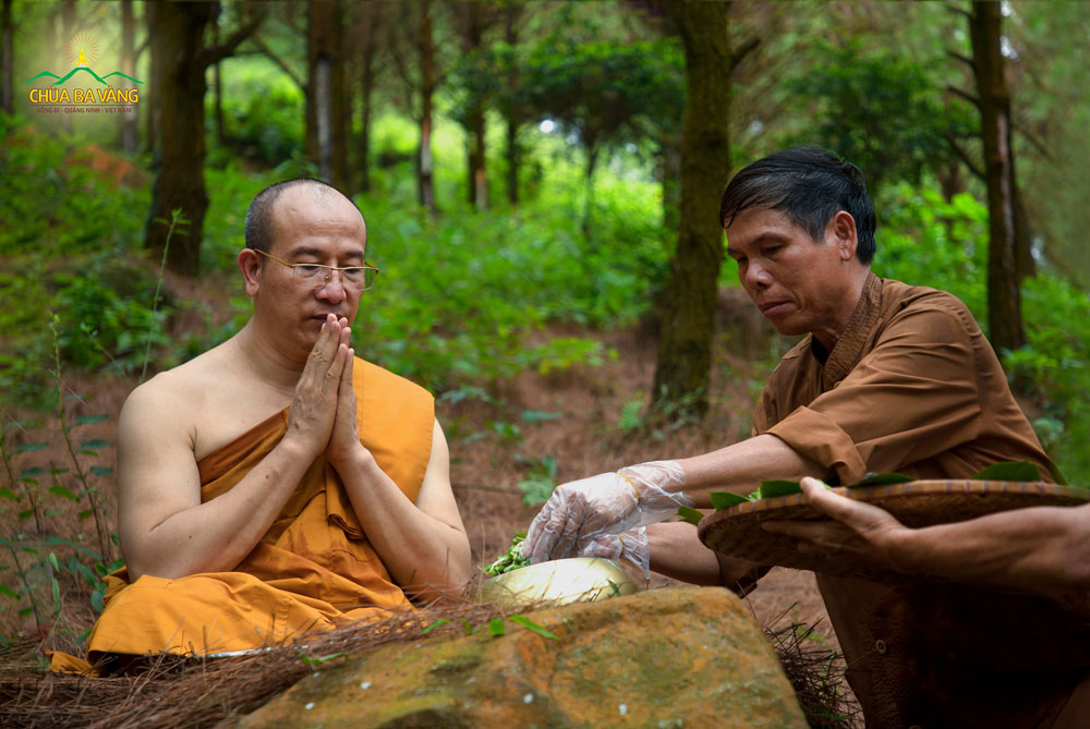 Phật tử cúng dường Sư Phụ Thích Trúc Thái Minh