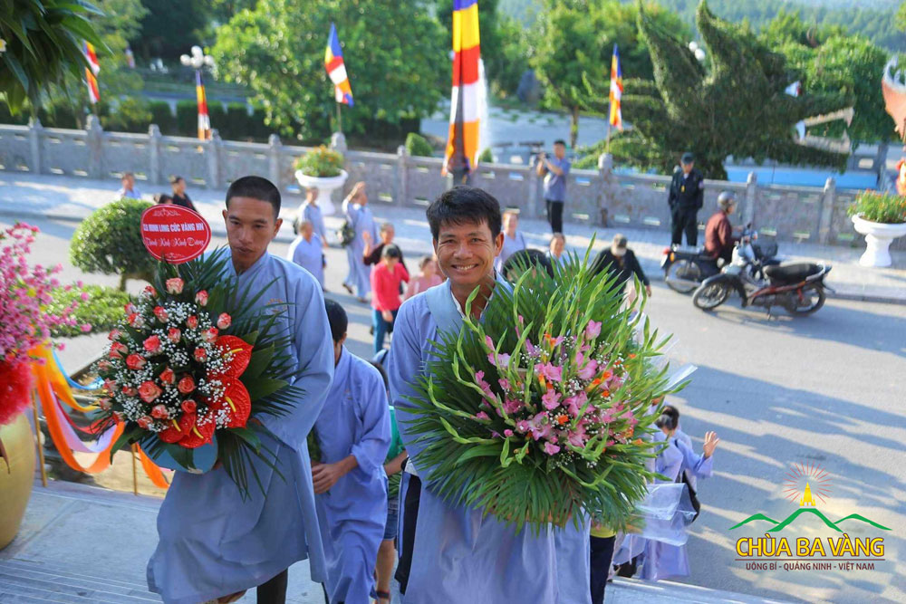 Phật tử hoan hỷ về chùa tham dự Đại lễ giỗ Tổ
