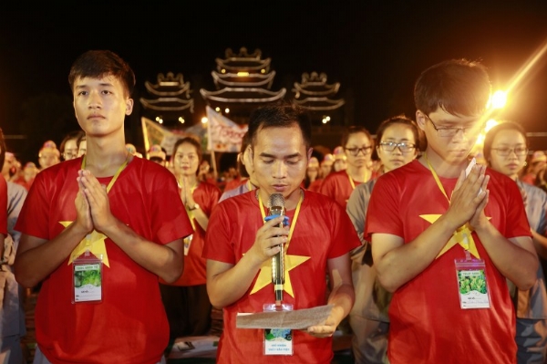Phật tử Hoàng Chí Quyền đại diện các bạn trẻ dâng lời cầu thỉnh trên Sư phụ cùng chư Tăng chùa Ba Vàng thành lập CLB Khóa Tu Mùa Hè chùa Ba Vàng