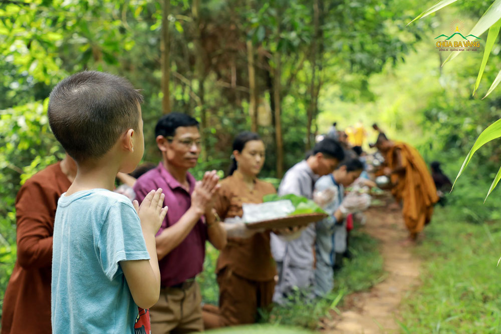 Phật tử nhí chắp tay thành kính Tăng đoàn đi khất thực