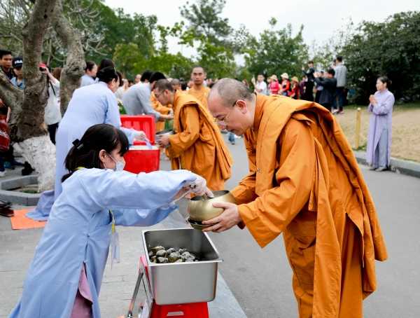 Phật tử sớt bát cúng dường Sư Phụ Thích Trúc Thái Minh.
