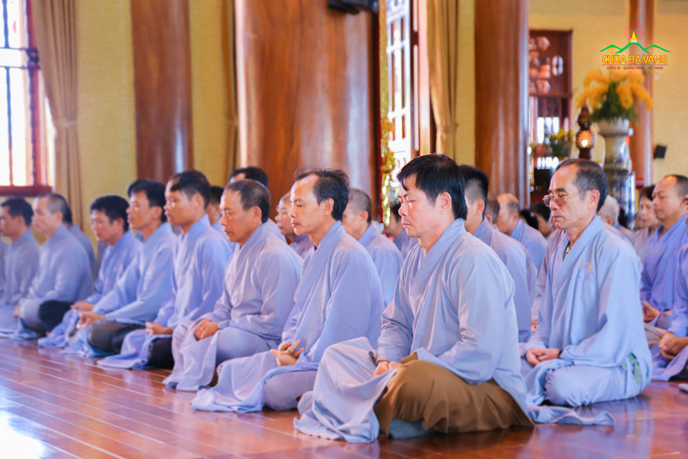 Phật tử tọa thiền dưới sự hướng dẫn của chư Tăng chùa Ba Vàng 