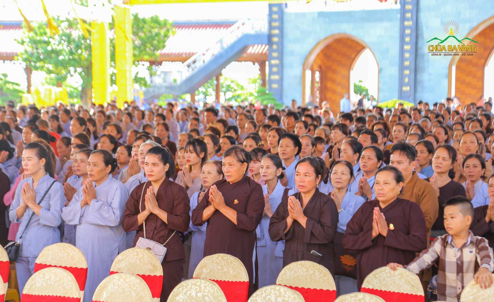 Phật tử trang nghiêm trong buổi lễ giỗ Tổ