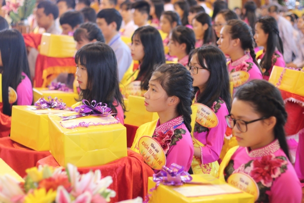 Phật tử trẻ kính dâng phẩm vật mà các đạo tràng chuẩn bị cúng dường chư Tôn đức Tăng Ni trường Hạ chùa Trình-Quảng Ninh.
