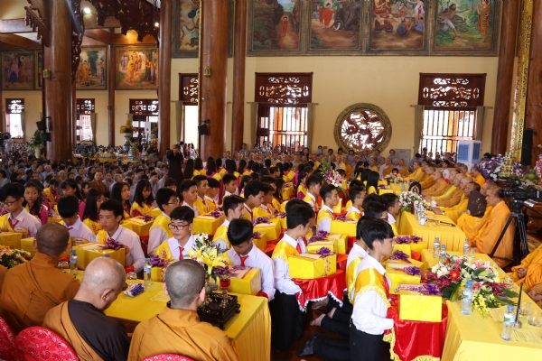 Phật tử trẻ kính dâng phẩm vật mà các đạo trang chuẩn bị cúng dường chư Tôn đức Tăng Ni trường Hạ chùa Trình-Quảng Ninh.