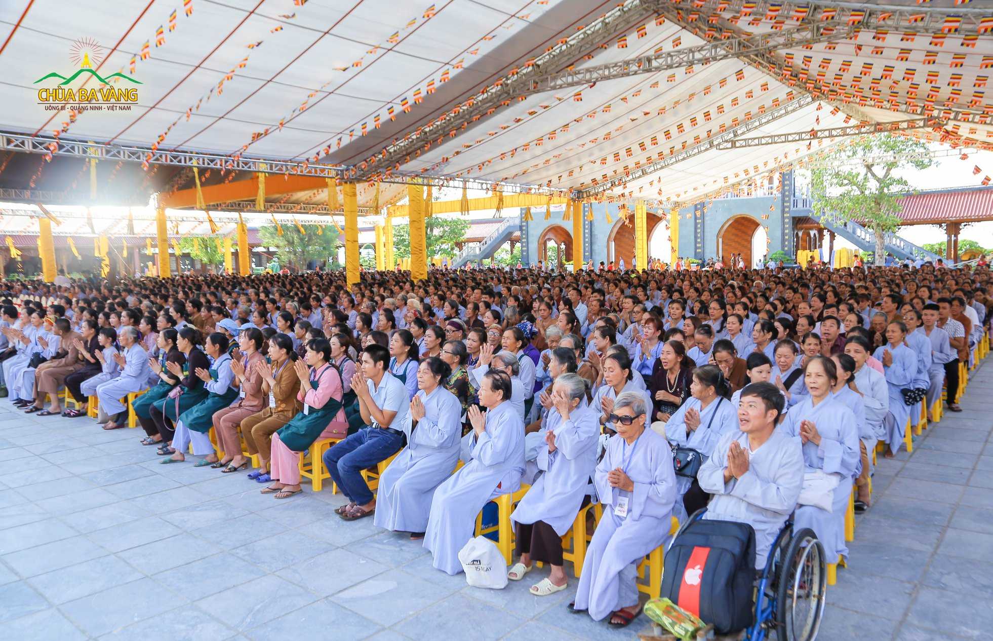 Phật tử về chùa tham dự đại lễ
