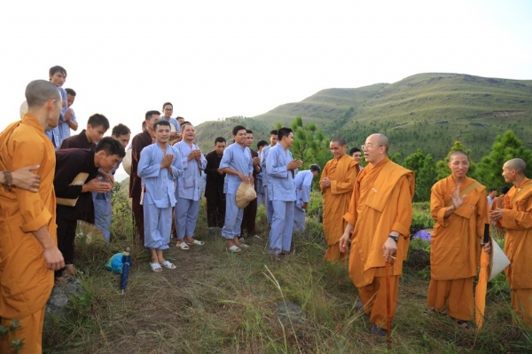 Sư Phụ cùng chư Tăng thăm hỏi và xem xét chỗ nghỉ ngơi sinh hoạt của các Phật tử.