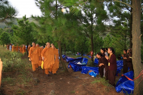 Sư Phụ cùng chư Tăng thăm hỏi và xem xét chỗ nghỉ ngơi sinh hoạt của các Phật tử.