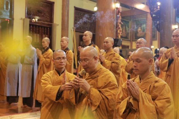Sư Phụ niêm hương bạch Phật tác lễ cầu an thời khắc giao thừa.