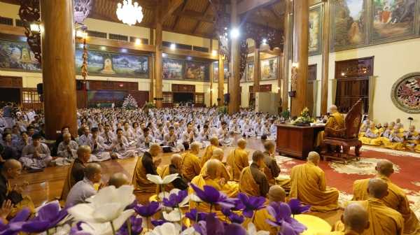Sư Phụ Thích Trúc Thái Minh ban bố những lời pháp nhũ cho hàng Phật tử.