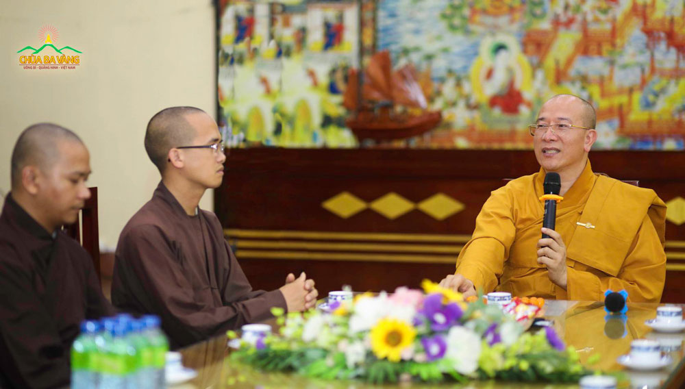 Sư Phụ Thích Trúc Thái Minh chia sẻ cùng với phái đoàn những kiến thức Phật học 