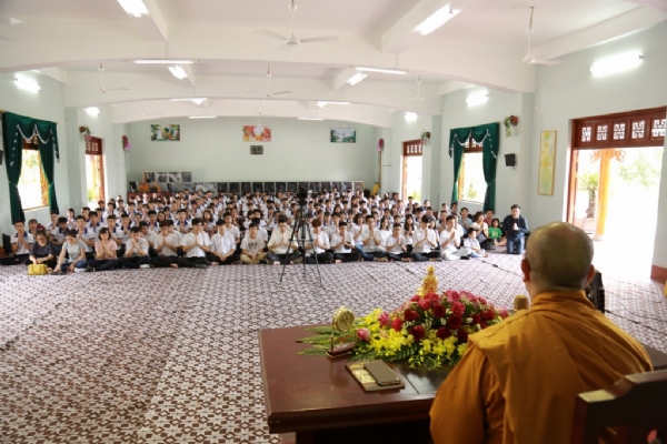 Sư Phụ Thích Trúc Thái Minh chia sẻ Phật Pháp với cán bộ học viên 2 công ty.