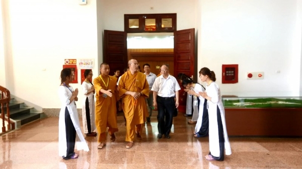Sư Phụ Thích Trúc Thái Minh cùng Giáo sư Hoàng Chí Bảo quang lâm buổi tọa đàm.
