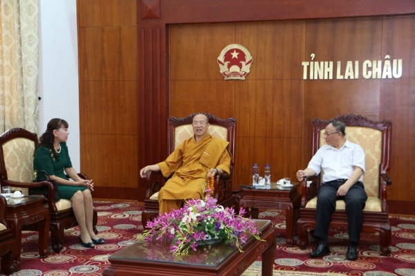 Sư Phụ Thích Trúc Thái Minh cùng Giáo sư Hoàng Chí Bảo tại trung tâm hội nghị tỉnh Lai Châu.