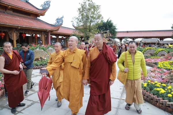 Sư Phụ Thích Trúc Thái Minh dẫn Ngài Minling KhenChen Rinpoche và Tăng đoàn đi thăm quan chùa Ba Vàng.