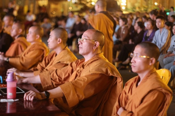 Sư Phụ Thích Trúc Thái Minh quang lâm tổng duyệt chương trình đêm Vu lan chùa Ba Vàng.
