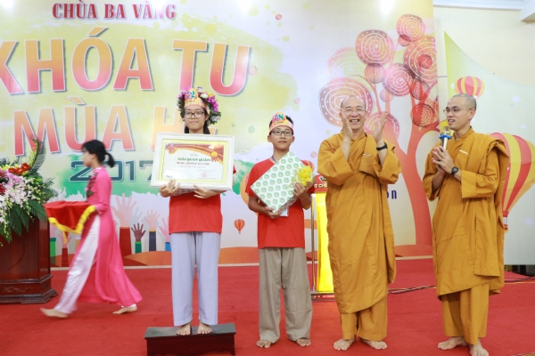 Sư Phụ Thích Trúc Thái Minh trao giải cho các bạn khóa sinh.