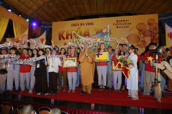 Sư Phụ Thích Trúc Thái Minh trao giải cho các bạn xuất sắc trong Gameshow Rung chuông Ba Vàng.