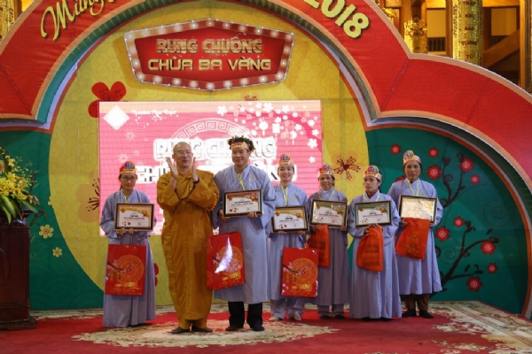 Sư Phụ Thích Trúc Thái Minh trao quà cho các Phật tử xuất sắc trong cuộc thi.