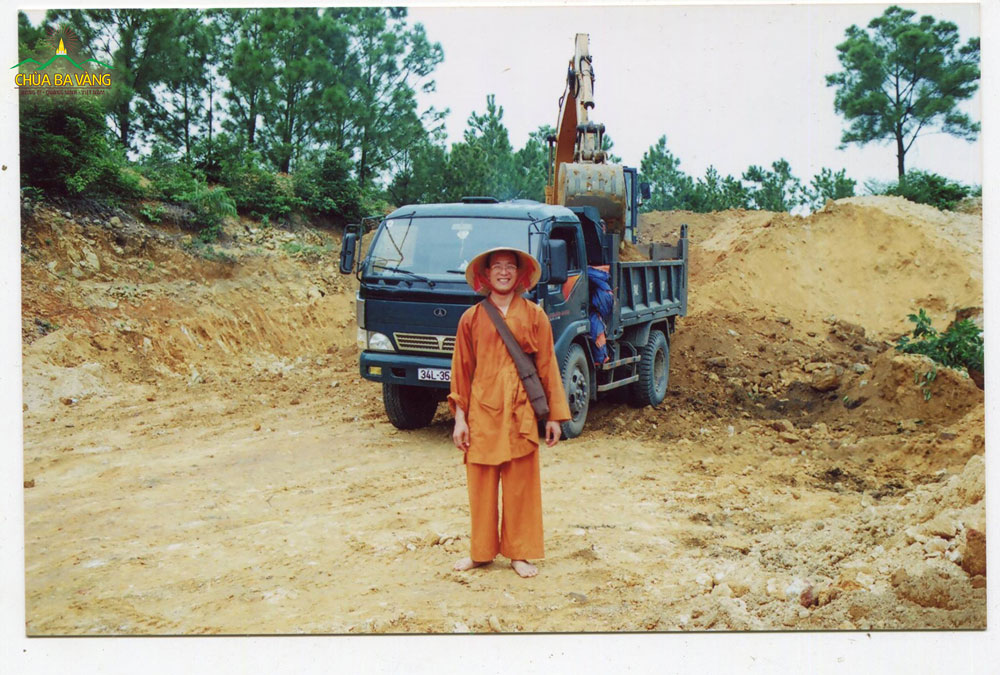Ngày đầu nhận chùa, Thầy không quản ngại khó khăn, vất vả, trực tiếp cùng công nhân mở đường lên ngôi Bảo Quang Tự