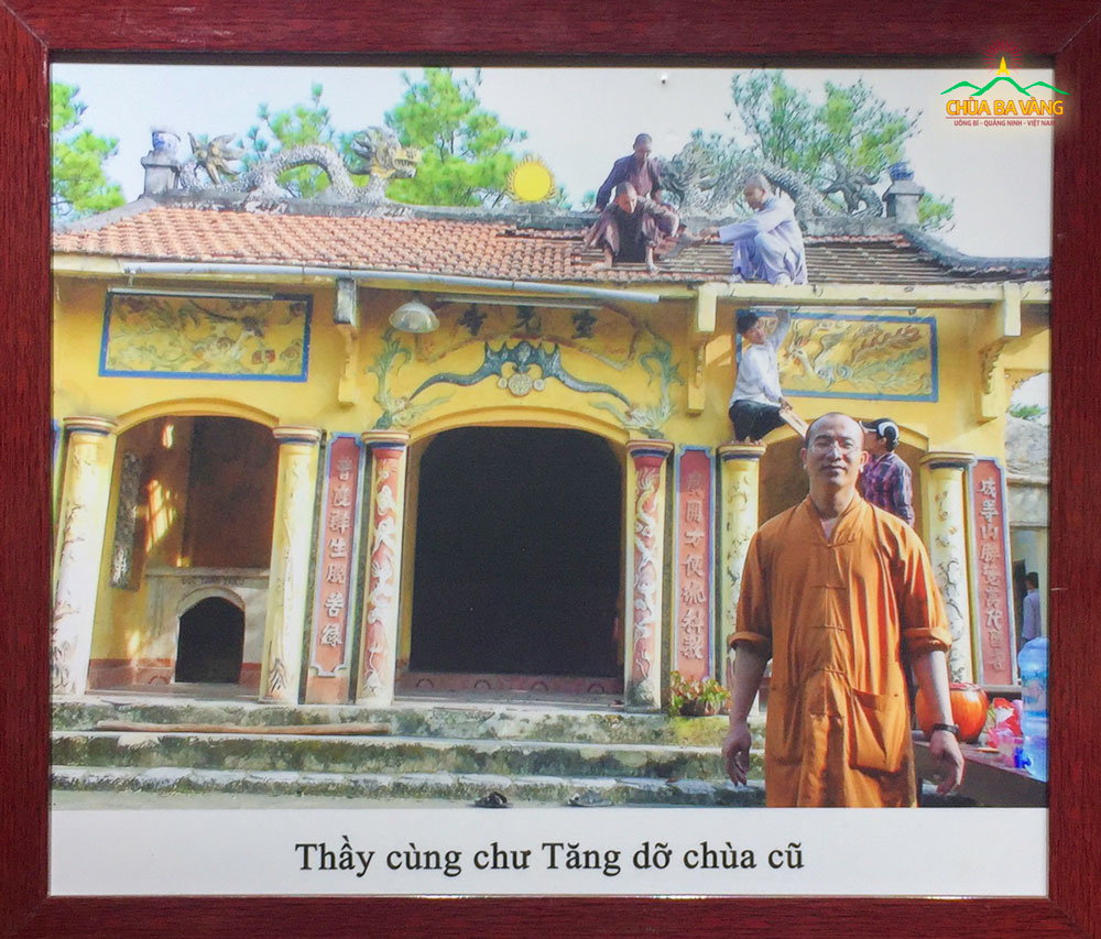 Sư Phụ Thích Trúc Thái Minh và chư Tăng dỡ chùa cũ 
