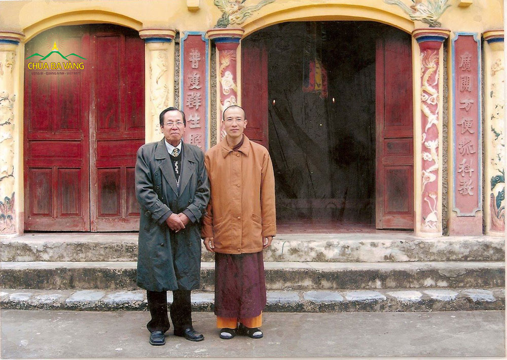 Sư Phụ Thích Trúc Thái Minh và thân phụ chụp ảnh tại chùa Ba Vàng cũ 